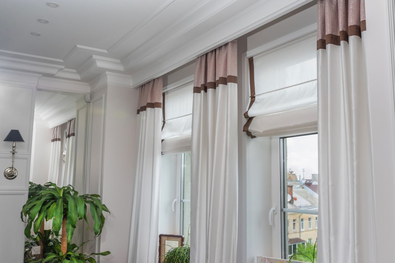 Firany – w jakich pokojach w domu warto nimi przyozdobić okna?