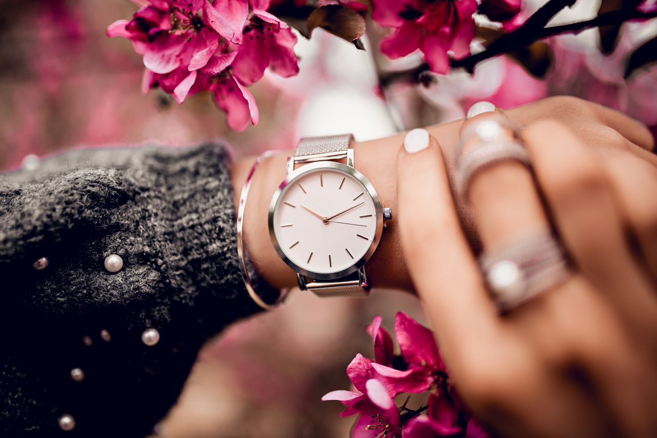Jakie cechy powinien spełniać zegarek przeznaczony dla płci damskiej?
