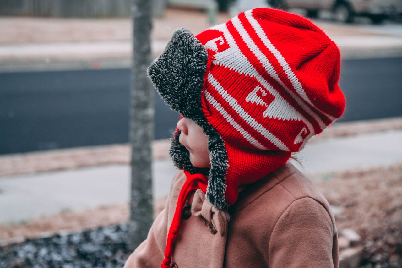 Jak chronić dziecko przed mrozem podczas zimowych spacerów?