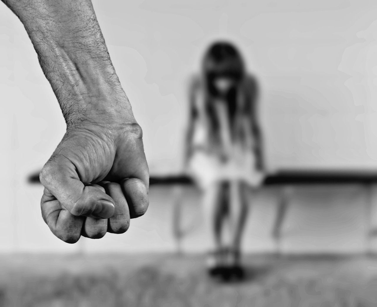 Jak poradzić sobie z traumatycznymi wspomnieniami dotyczącymi przemocy domowej?