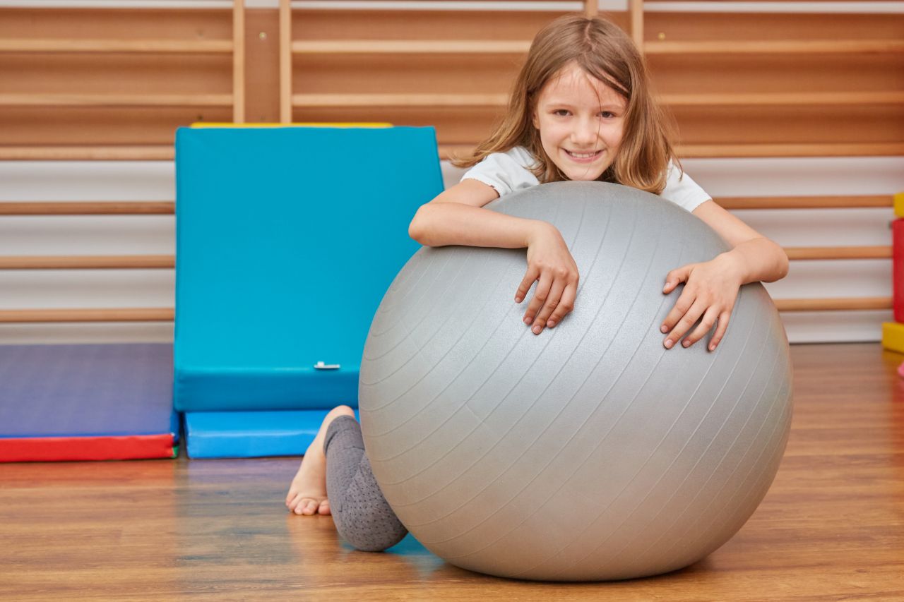 Jakie przedmioty rehabilitacyjne pomagają dzieciom w zabawie?